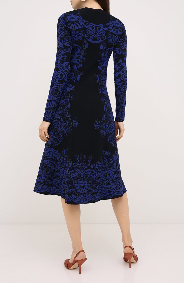 Женское платье из вискозы VALENTINO синего цвета, арт. UB3KDA775N1 | Фото 4 (Рукава: Длинные; Длина Ж (юбки, платья, шорты): Миди; Женское Кросс-КТ: Платье-одежда; Случай: Повседневный; Материал внешний: Вискоза; Нос: Не проставлено)