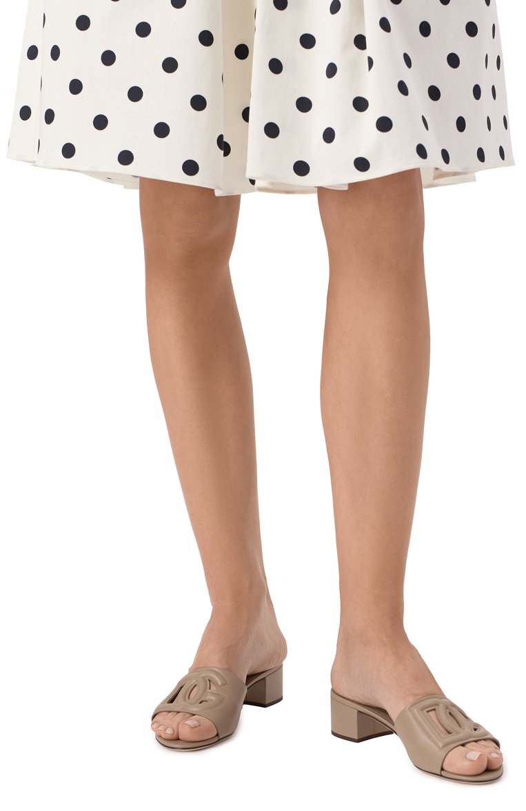 Женские кожаные мюли bianca DOLCE & GABBANA бежевого цвета, арт. CR1755/AY329 | Фото 3 (Каблук высота: Низкий; Материал внутренний: Натуральная кожа; Материал внешний: Натуральная кожа; Подошва: Плоская; Каблук тип: Устойчивый; Автоматизация состава: Проставлено; Автоматизация ТО: Проставлено; Размерность: Идёт в размер)