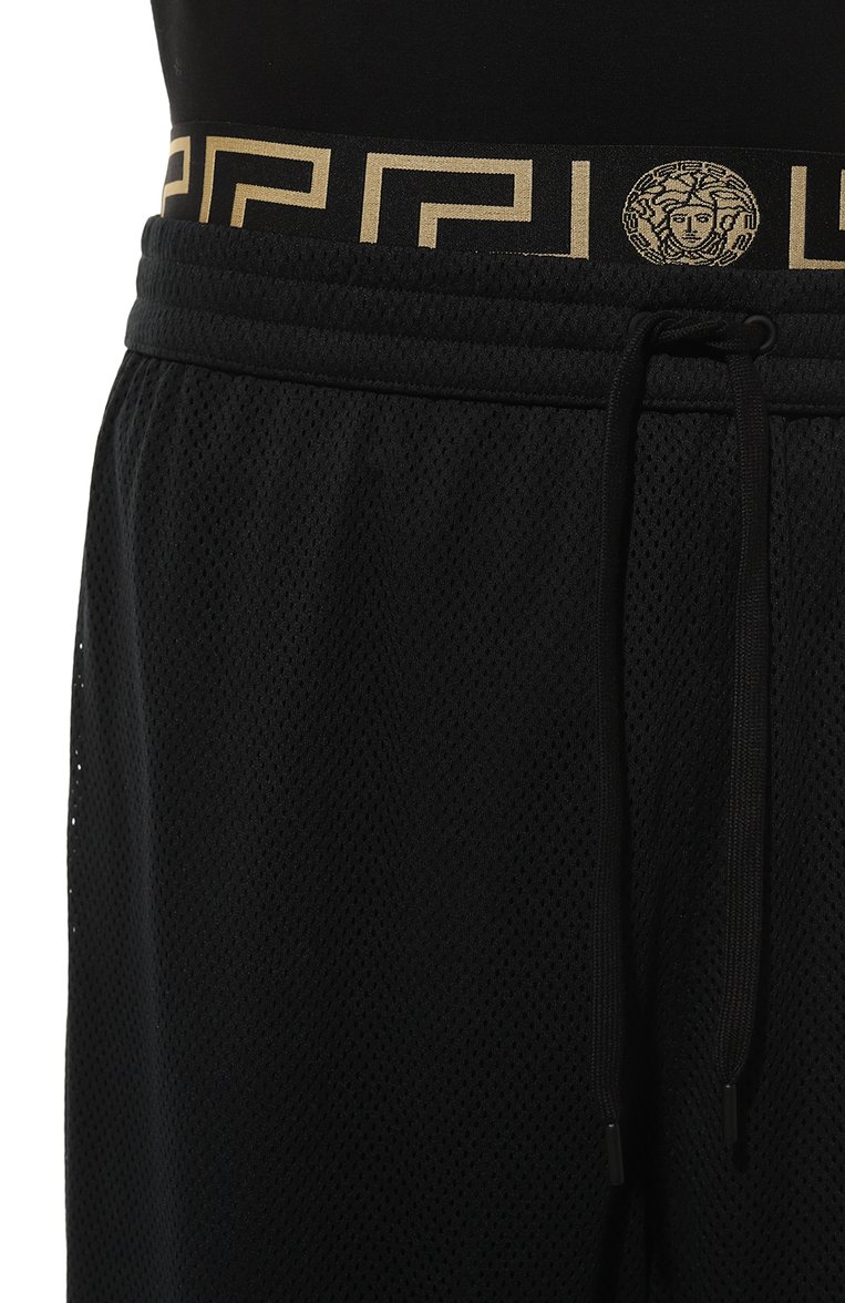 Мужские шорты VERSACE черного цвета, арт. 1010426/1A07548 | Фото 5 (Материал подклада: Синтетический материал; Материал сплава: Проставлено; Материал внешний: Синтетический материал; Принт: Без принта; Стили: Спорт-шик; Случай: Повседневный; Драгоценные камни: Проставлено; Длина Шорты М: Ниже колена)