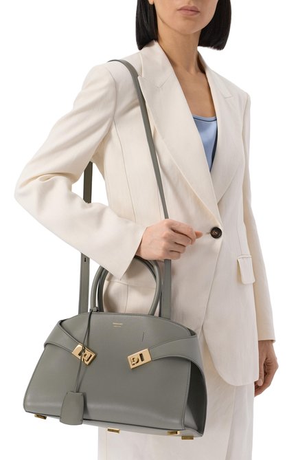 Женская сумка hug medium FERRAGAMO серого цвета, арт. 215608/775279 | Фото 2 (Размер: medium; Материал: Натуральная кожа; Ремень/цепочка: На ремешке; Драгоценные камни: Проставлено; Материал сплава: Проставлено)