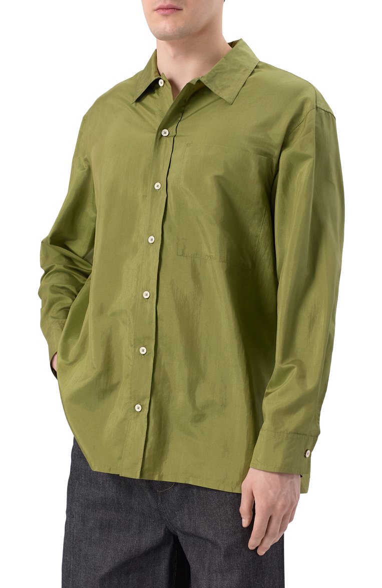 Мужская рубашка JIL SANDER салатового цвета, арт. J47DL0171-J70003 | Фото 3 (Материал внешний: Шелк, Синтетический материал; Длина (для топов): Стандартные; Материал сплава: Проставлено; Драгоценные камни: Проставлено; Рукава: Длинные; Стили: Минимализм, Кэжуэл; Принт: Однотонные; Воротник: Кент; Манжеты: На пуговицах; Случай: Повседневный)