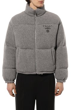 Мужская пуховик из шерсти и кашемира PRADA серого цвета, арт. SGC020-10PH-F0031-212 | Фото 3 (Материал внешний: Шерсть, Кашемир; Рукава: Длинные; Материал утеплителя: Пух и перо; Длина (верхняя одежда): Короткие; Мужское Кросс-КТ: шерсть и кашемир, пуховик-короткий; Стили: Кэжуэл; Драгоценные камни: Проставлено; Материал сплава: Проставлено; Региональные ограничения белый список (Axapta Mercury): Не проставлено)