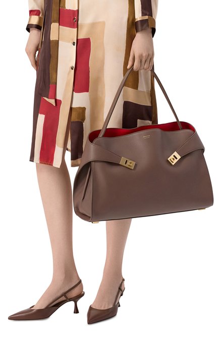 Женская сумка hug large FERRAGAMO коричневого цвета, арт. 219939/780516 | Фото 2 (Автоматизация состава: Проставлено; Материал: Натуральная кожа; Автоматизация ТО: Проставлено; Размер: large)