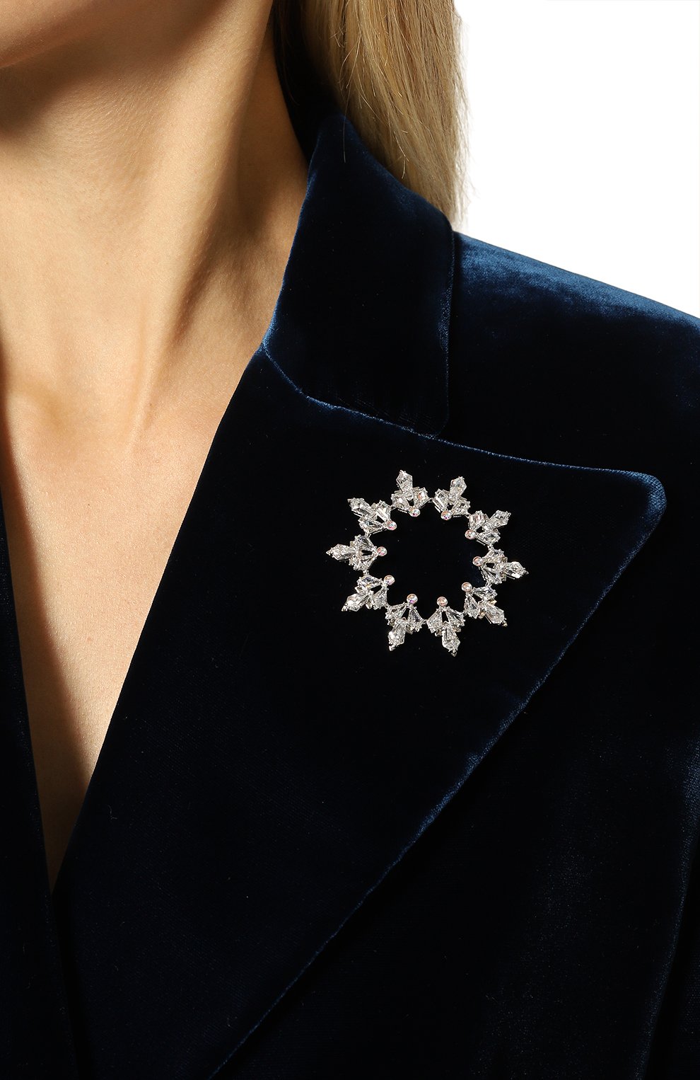 Брошь idyllia SWAROVSKI серебряного цвета по цене 39450 руб., арт. 5705397, фото 2 Брошь idyllia SWAROVSKI, арт. 5705397, фото 2