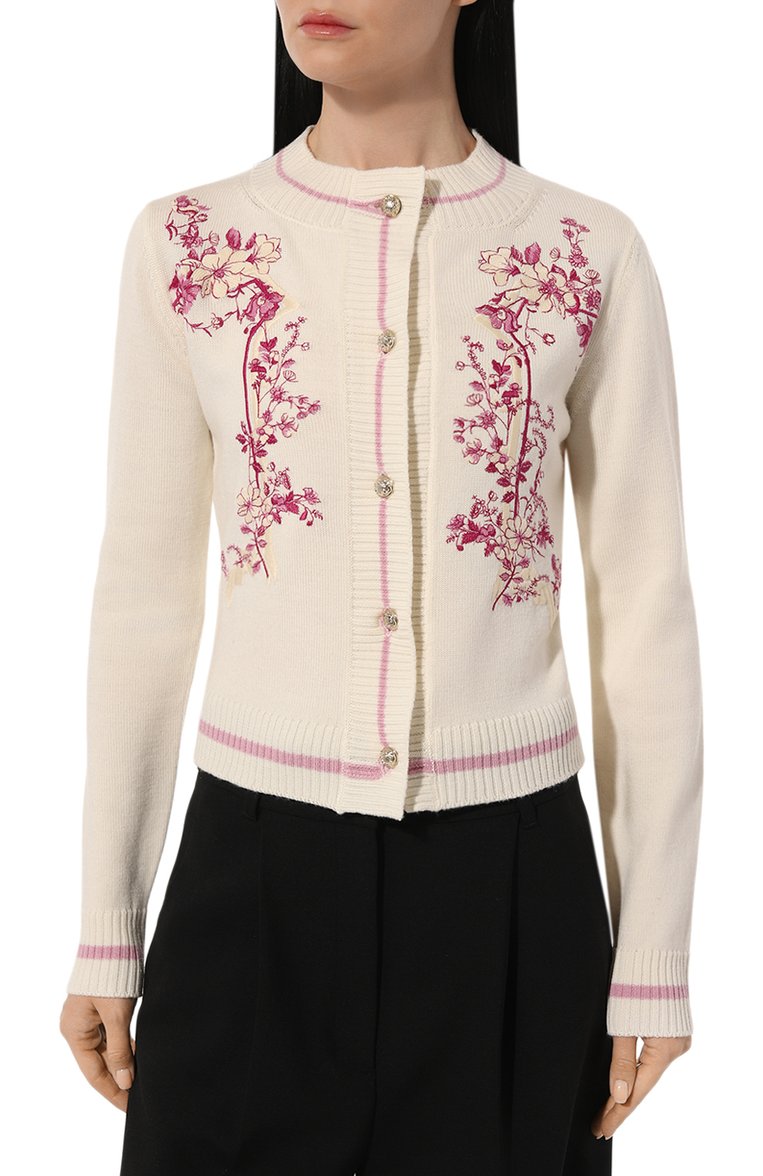 Женский шерстяной кардиган ELIE SAAB молочного цвета, арт. KC001 | Фото 3 (Рукава: Длинные; Длина (для топов): Стандартные; Материал внешний: Шерсть; Женское Кросс-КТ: кардиган-трикотаж; Стили: Романтичный; Застежка: Пуговицы)