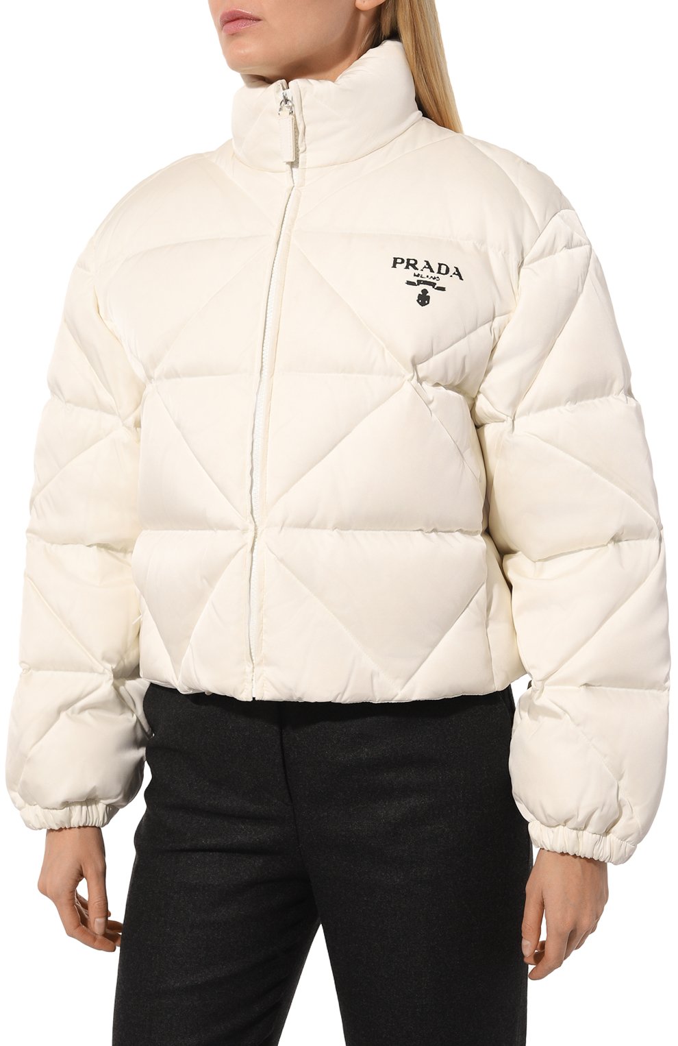 Пуховик PRADA кремового цвета по цене 280000 руб., арт. 291947-1WQ8-F0AA1-202, фото 3 Пуховик PRADA, арт. 291947-1WQ8-F0AA1-202, фото 3