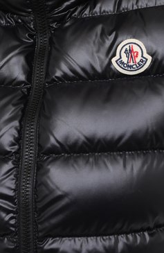 Женский пуховый жилет MONCLER черного цвета, арт. F2-093-1A525-00-68950 | Фото 5 (Материал подклада: Синтетический материал; Материал внешний: Синтетический материал; Длина (верхняя одежда): Короткие; Материал утеплителя: Пух и перо; Женское Кросс-КТ: Верхняя одежда; Стили: Минимализм, Классический; Кросс-КТ: Пуховик; Материал сплава: Проставлено; Драгоценные камни: Проставлено)