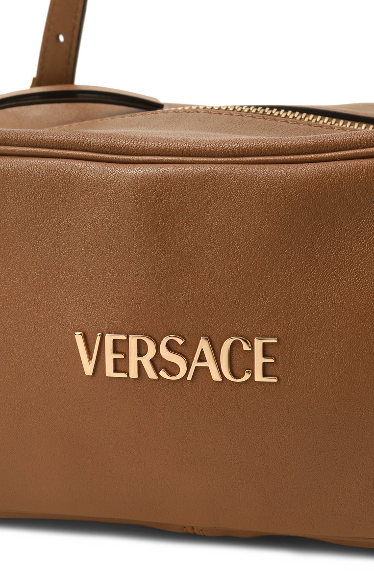 Женская сумка versace tag VERSACE коричневого цвета, арт. 1015792/1A13171 | Фото 3 (Материал: Натуральная кожа; Автоматизация ТО: Проставлено; Автоматизация состава: Проставлено; Ошибки технического описания: Нет глубины, Нет высоты)