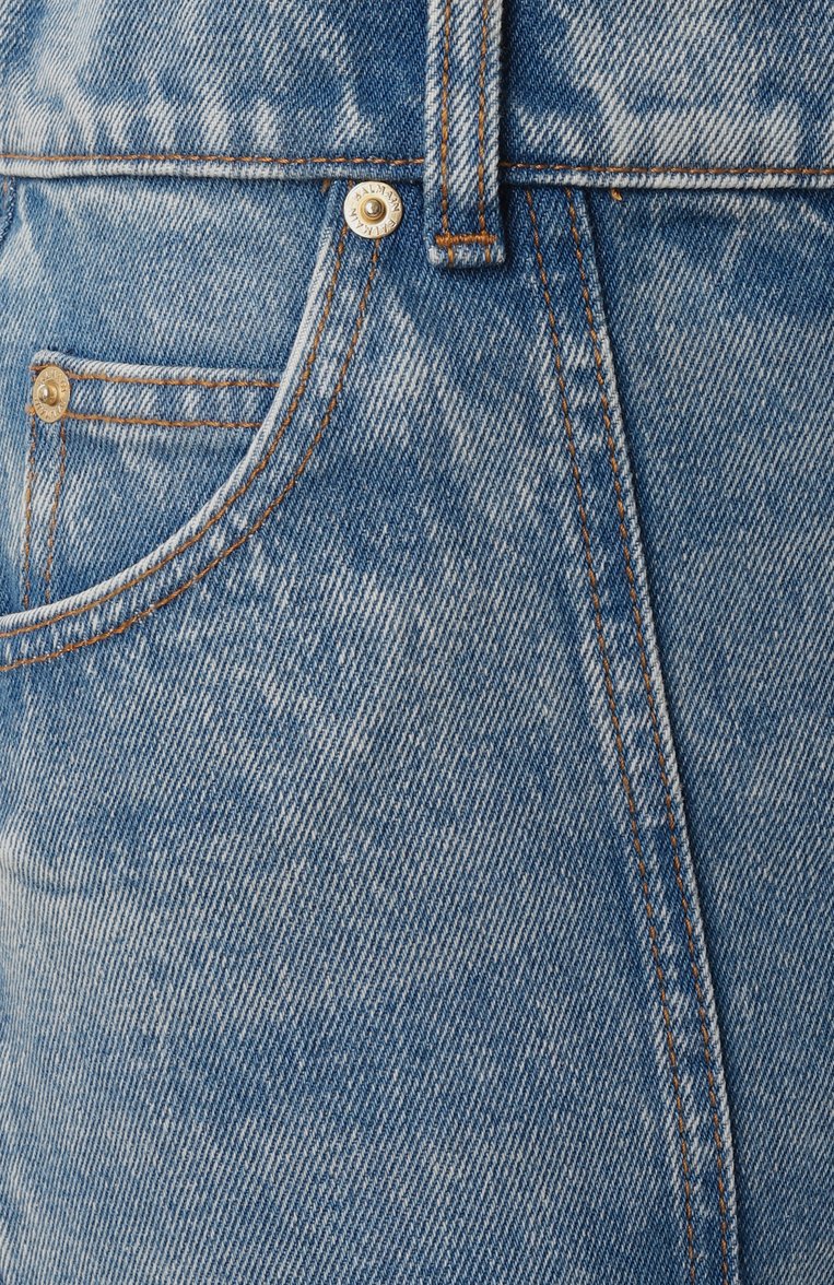 Женские джинсы BALMAIN голубого цвета, арт. EF1MJ115/DF24 | Фото 6 (Драгоценные камни: Проставлено; Длина (брюки, джинсы): Удлиненные; Материал сплава: Проставлено; Кросс-КТ: Деним; Материал внешний: Деним, Хлопок; Детали: Делаве; Стили: Кэжуэл; Силуэт Ж (брюки и джинсы): Расклешенные)