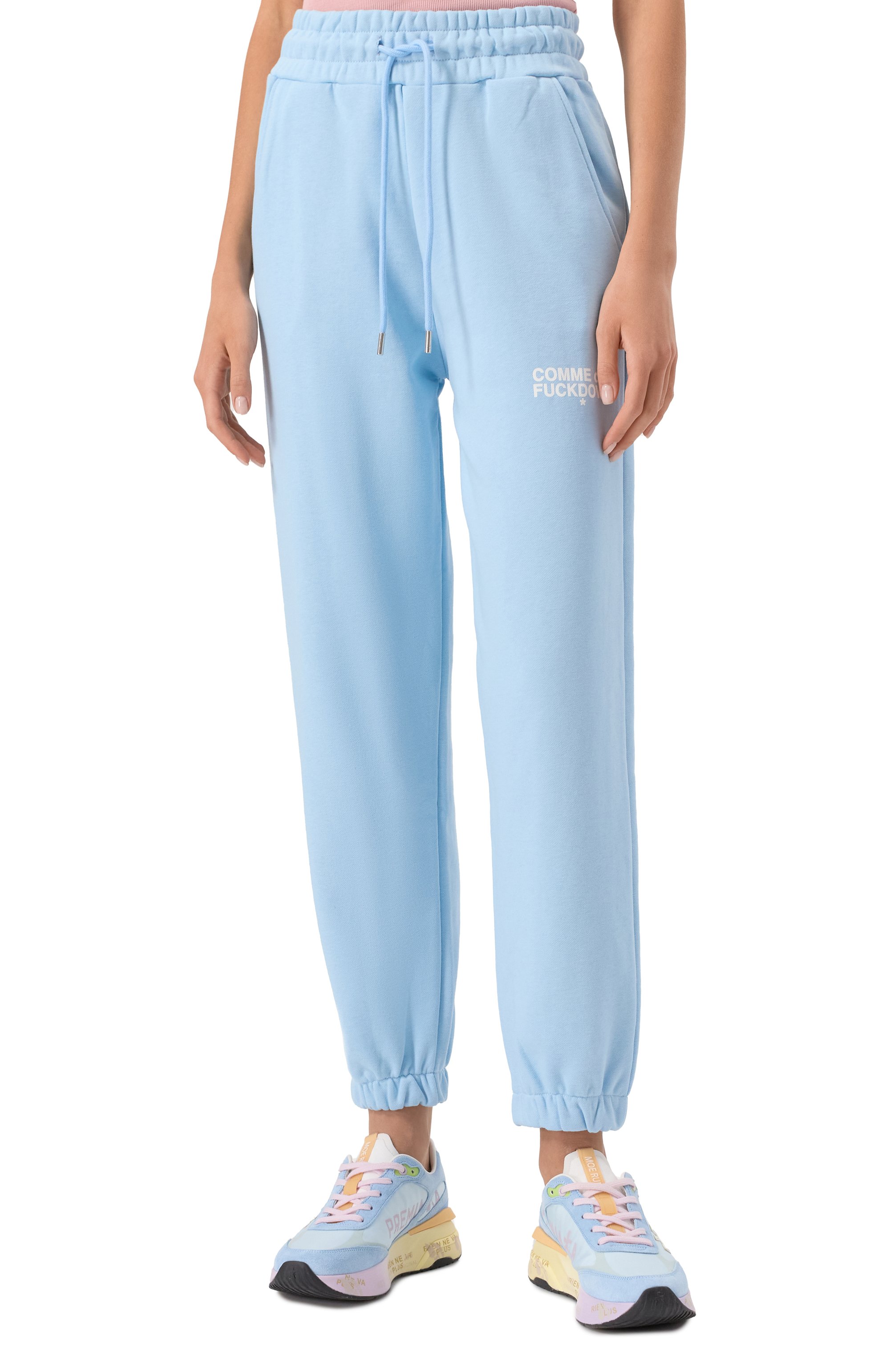 Хлопковые джоггеры COMME DES FUCKDOWN голубого цвета по цене 13250 руб., арт. CFABW01209, фото 3 Хлопковые джоггеры COMME DES FUCKDOWN, арт. CFABW01209, фото 3