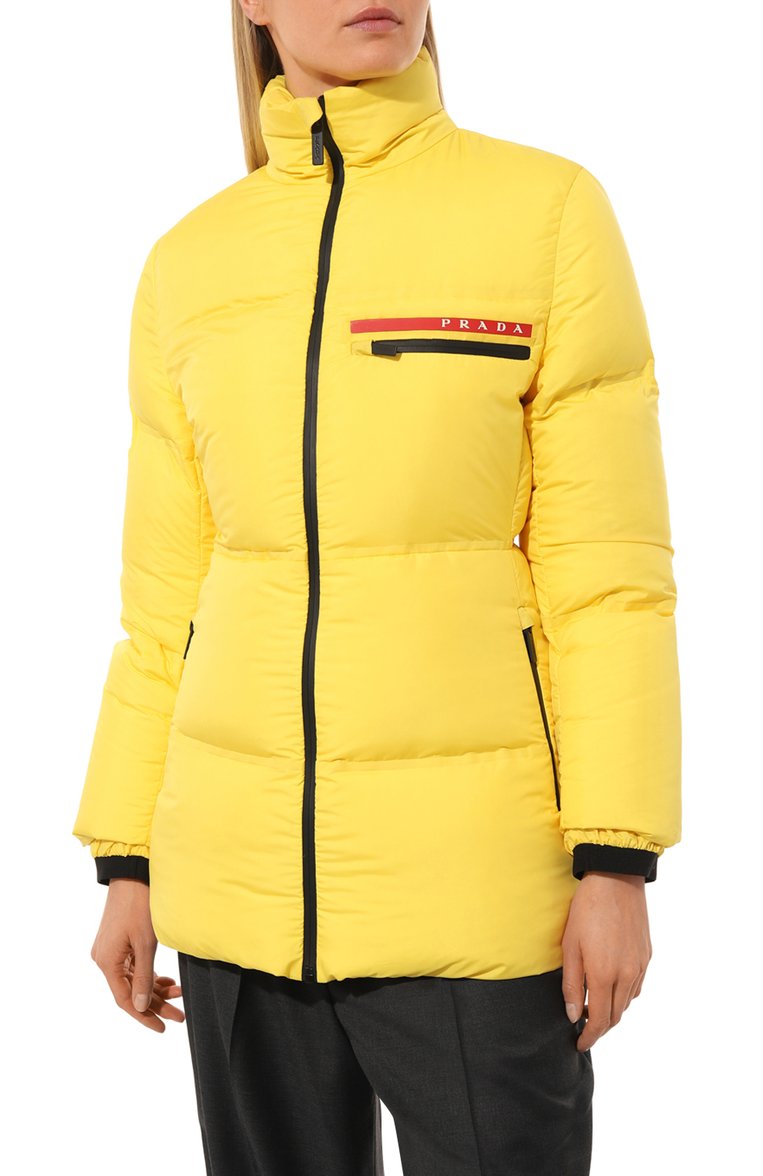 Женский пуховик prada linea rossa PRADA желтого цвета, арт. 29X688-1VL2-F0010-192 | Фото 3 (Рукава: Длинные; Длина (верхняя одежда): Короткие; Материал внешний: Синтетический материал; Стили: Спорт-шик; Материал сплава: Проставлено; Драгоценные камни: Проставлено; Региональные ограничения белый список (Axapta Mercury): Не проставлено; Кросс-КТ: Пуховик)