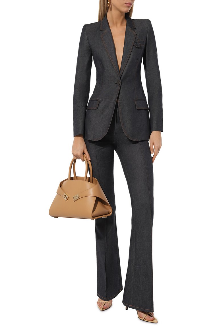 Женская сумка hug medium FERRAGAMO бежевого цвета, арт. 215608/769 | Фото 7 (Материал: Натуральная кожа; Ремень/цепочка: На ремешке; Автоматизация состава: Проставлено; Автоматизация ТО: Проставлено; Размер: medium)