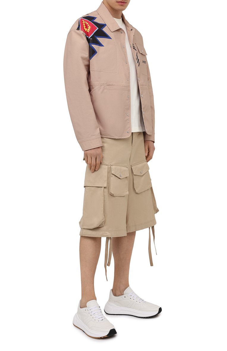 Мужские хлопковые шорты 2 moncler 1952 MONCLER GENIUS бежевого цвета, арт. G1-092-2B703-00-5499M | Фото 2 (Материал внешний: Хлопок; Длина Шорты М: Ниже колена; Мужское Кросс-КТ: Шорты-одежда; Принт: Без принта; Стили: Гранж; Силуэт М (брюки): Карго; Случай: Повседневный; Драгоценные камни: Проставлено; Материал сплава: Проставлено)
