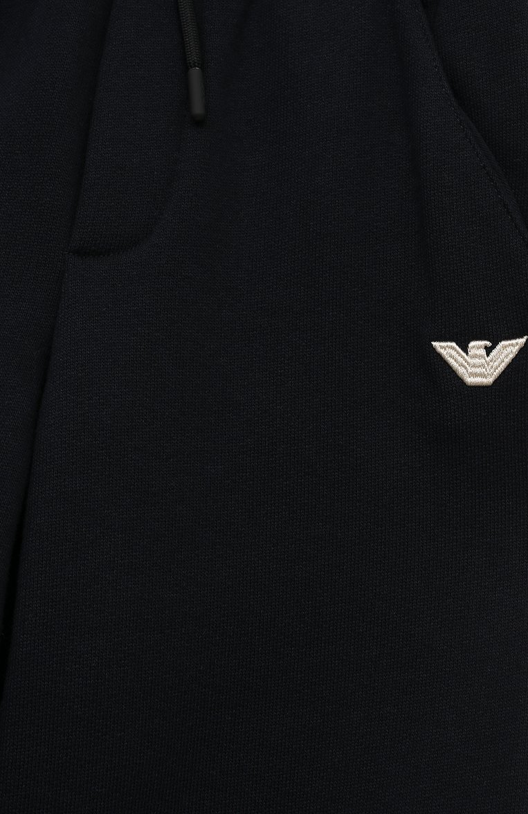 Детские хлопковые брюки EMPORIO ARMANI темно-синего цвета, арт. 6D4PJE/1JWPZ | Фото 3 (Нос: Не проставлено; Материал сплава: Проставлено; Материал внешний: Хлопок; Мальчики Кросс-КТ: Брюки-спорт; Случай: Повседневный; Ростовка одежда: 4 года | 104 см, 7 лет | 122 см, 8 лет | 128 см, 10 - 11 лет | 140 - 146см, 13 - 15 лет | 158 см, 16 лет | 164 см, 6 лет | 116 см, 5 лет | 110 см)
