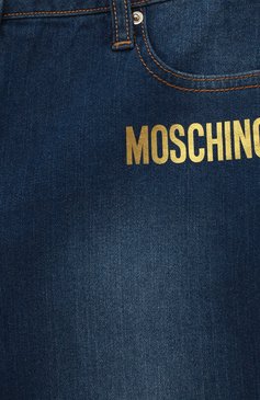 Детские джинсы MOSCHINO синего цвета, арт. HDP04E/LXE16/10A-14A | Фото 3 (Материал внешний: Хлопок; Материал сплава: Проставлено; Нос: Не проставлено; Ростовка одежда: 10 - 11 лет | 140 - 146см, 12 лет | 152 см, 13 - 15 лет | 158 см)