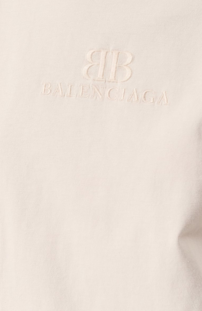 Женская хлопковая футболка BALENCIAGA кремового цвета, арт. 764235/TQVS8 | Фото 6 (Рукава: Короткие; Длина (для топов): Стандартные; Материал внешний: Хлопок; Принт: Без принта; Стили: Кэжуэл)