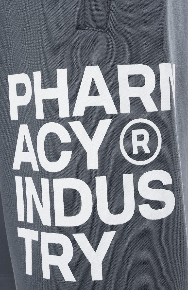 Мужские хлопковые шорты PHARMACY INDUSTRY темно-серого цвета, арт. PHABM00165 | Фото 6 (Материал внешний: Хлопок, Синтетический материал; Длина Шорты М: Ниже колена; Случай: Повседневный; Принт: С принтом; Стили: Кэжуэл, Спорт-шик; Детали: Без декора; Автоматизация состава: Проставлено; Автоматизация ТО: Проставлено)