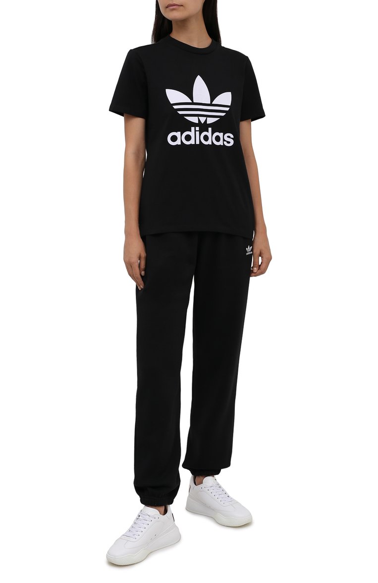 Женская черная футболка ADIDAS ORIGINALS купить в интернет-магазине ЦУМ,  арт. GN2896