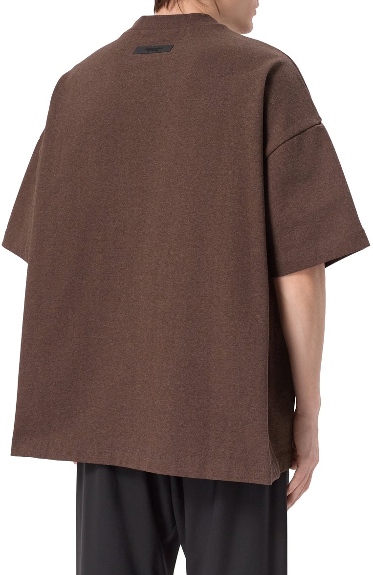 Мужская хлопковая футболка FEAR OF GOD темно-коричневого цвета, арт. 125SU242002F-M-353 | Фото 4 (Длина (для топов): Удлиненные; Принт: Без принта; Стили: Кэжуэл; Материал внешний: Хлопок; Кросс-КТ: Джерси; Мужское Кросс-КТ: Футболка-одежда; Автоматизация состава: Проставлено; Детали: Без декора; Автоматизация ТО: Проставлено; Рукава: Короткие)