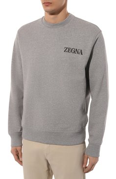 Мужской хлопковый свитшот ZEGNA серого цвета, арт. UD522A7/D872 | Фото 3 (Рукава: Длинные; Принт: Без принта; Длина (для топов): Стандартные; Мужское Кросс-КТ: свитшот-одежда; Материал сплава: Проставлено; Материал внешний: Хлопок; Драгоценные камни: Проставлено; Стили: Кэжуэл)