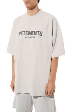 Мужского хлопковая футболка VETEMENTS светло-серого цвета, арт. UE54TR170W | Фото 7 (Региональные ограничения белый список (Axapta Mercury): Не проставлено; Принт: С принтом; Нос: Не проставлено; Материал внешний: Хлопок; Стили: Спорт-шик; Женское Кросс-КТ: Футболка-одежда)