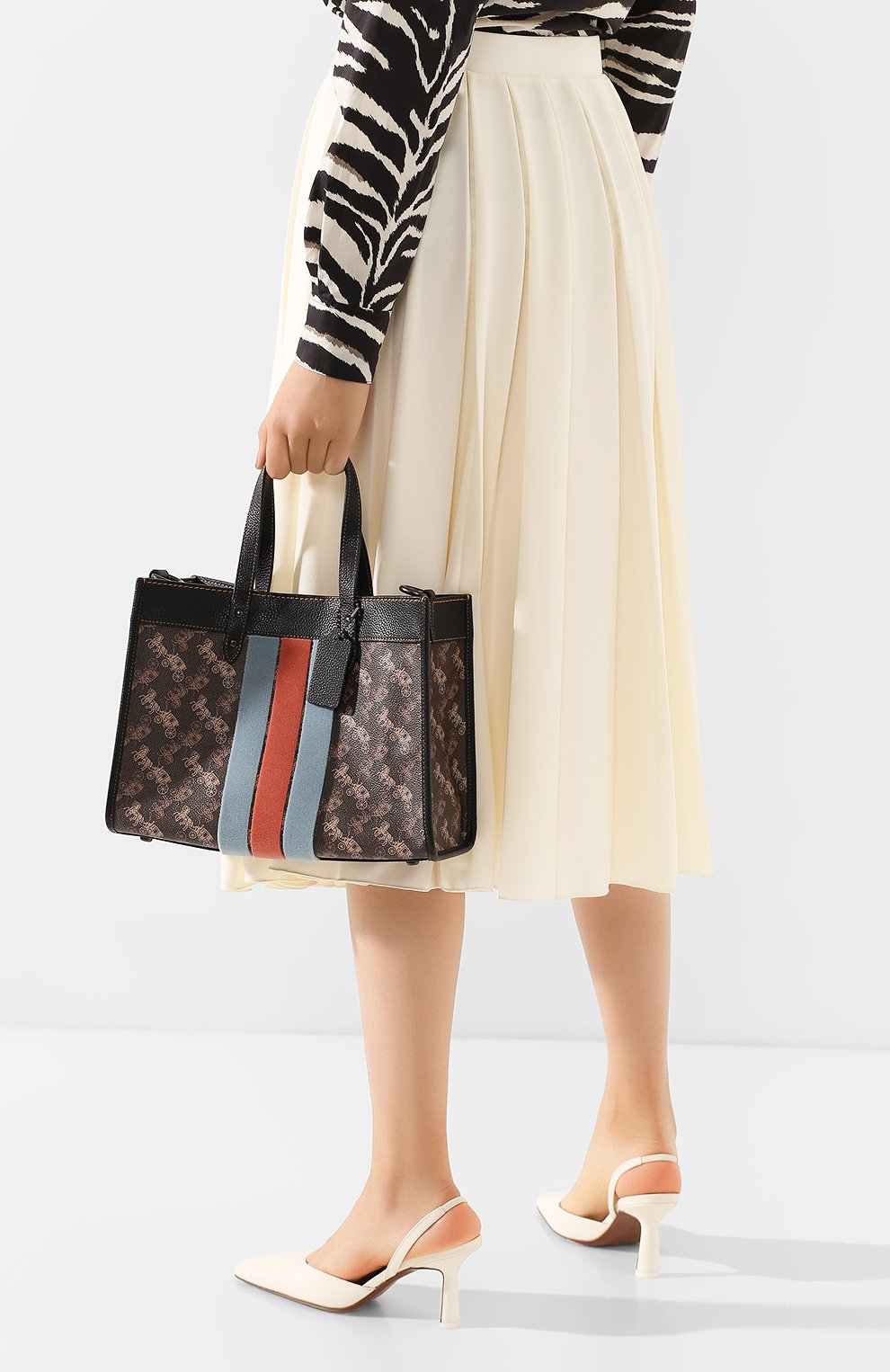 Сумка-тоут field 30 small COACH коричневого цвета по цене 49750 руб., арт. 79238, фото 2 Сумка-тоут field 30 small COACH, арт. 79238, фото 2