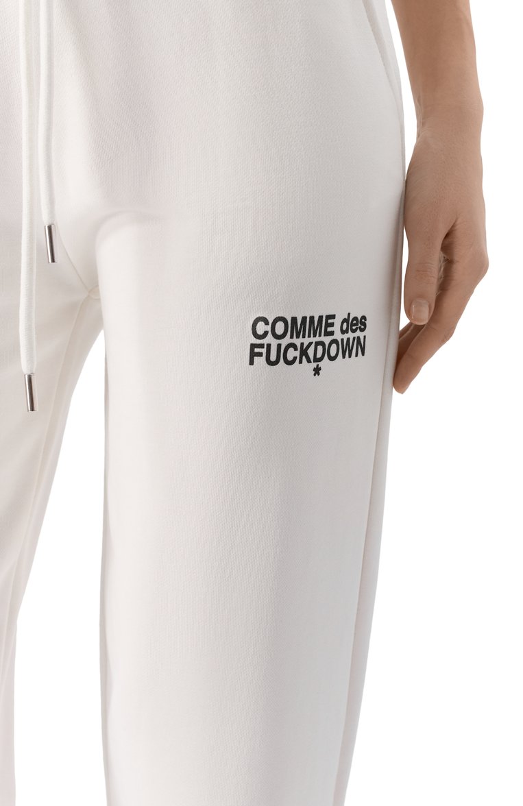 Женские хлопковые джоггеры COMME DES FUCKDOWN белого цвета, арт. CFABW01209 | Фото 5 (Материал внешний: Хлопок; Длина (брюки, джинсы): Стандартные; Женское Кросс-КТ: Джоггеры - брюки; Стили: Спорт-шик)