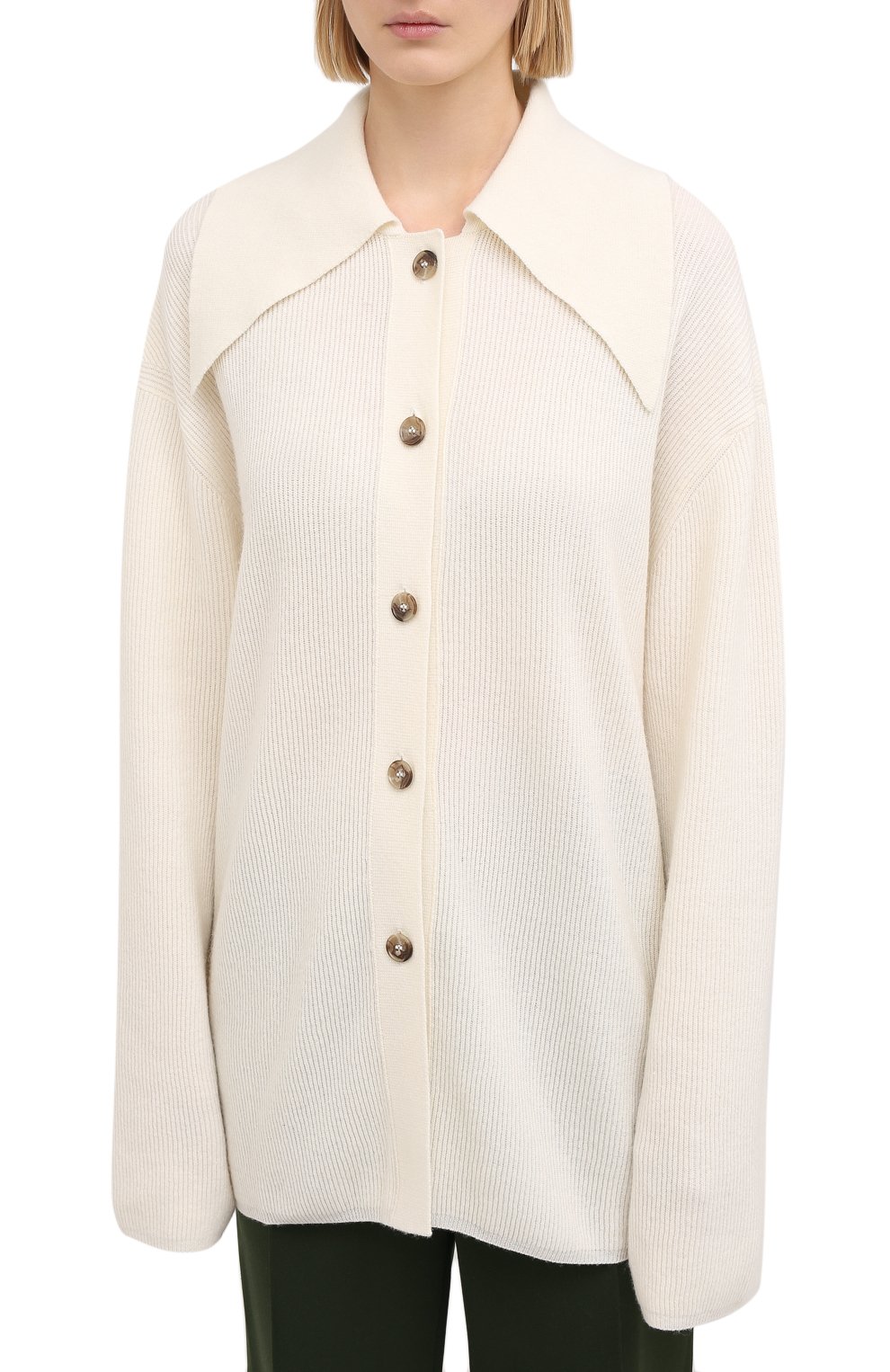 Кардиган NANUSHKA кремового цвета по цене 38150 руб., арт. DARLA_CREME_SUSTAINABLE CASHMERE KNIT, фото 3 Кардиган NANUSHKA, арт. DARLA_CREME_SUSTAINABLE CASHMERE KNIT, фото 3
