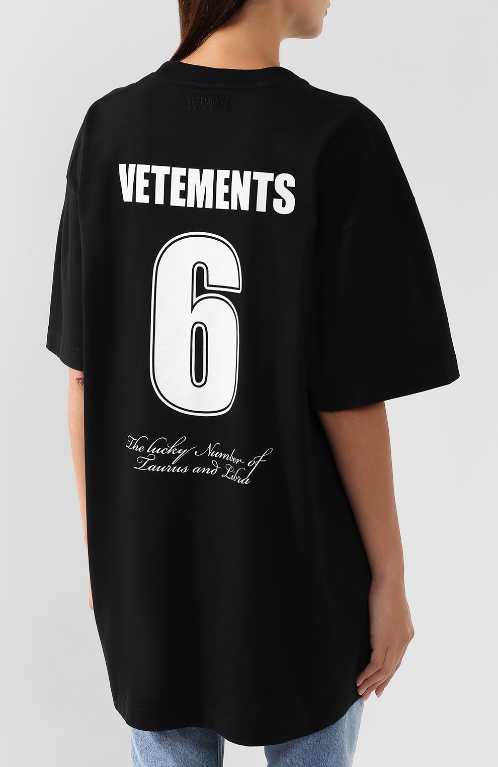 Хлопковая футболка VETEMENTS черного цвета по цене 53950 руб., арт. UAH20TR901/W, фото 4 Хлопковая футболка VETEMENTS, арт. UAH20TR901/W, фото 4