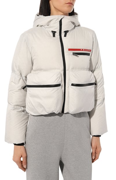 Пуховик prada linea rossa PRADA белого цвета по цене 250000 руб., арт. 29X698-1YV2-F0K74-202, фото 3 Пуховик prada linea rossa PRADA, арт. 29X698-1YV2-F0K74-202, фото 3