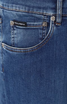 Мужские джинсы DOLCE & GABBANA синего цвета, арт. GY07CZ/G8MZ9 | Фото 6 (Длина (брюки, джинсы): Стандартные; Драгоценные камни: Проставлено; Материал сплава: Проставлено; Кросс-КТ: Деним; Силуэт М (брюки): Прямые; Материал внешний: Деним, Хлопок; Стили: Повседневный; Детали: Делаве)