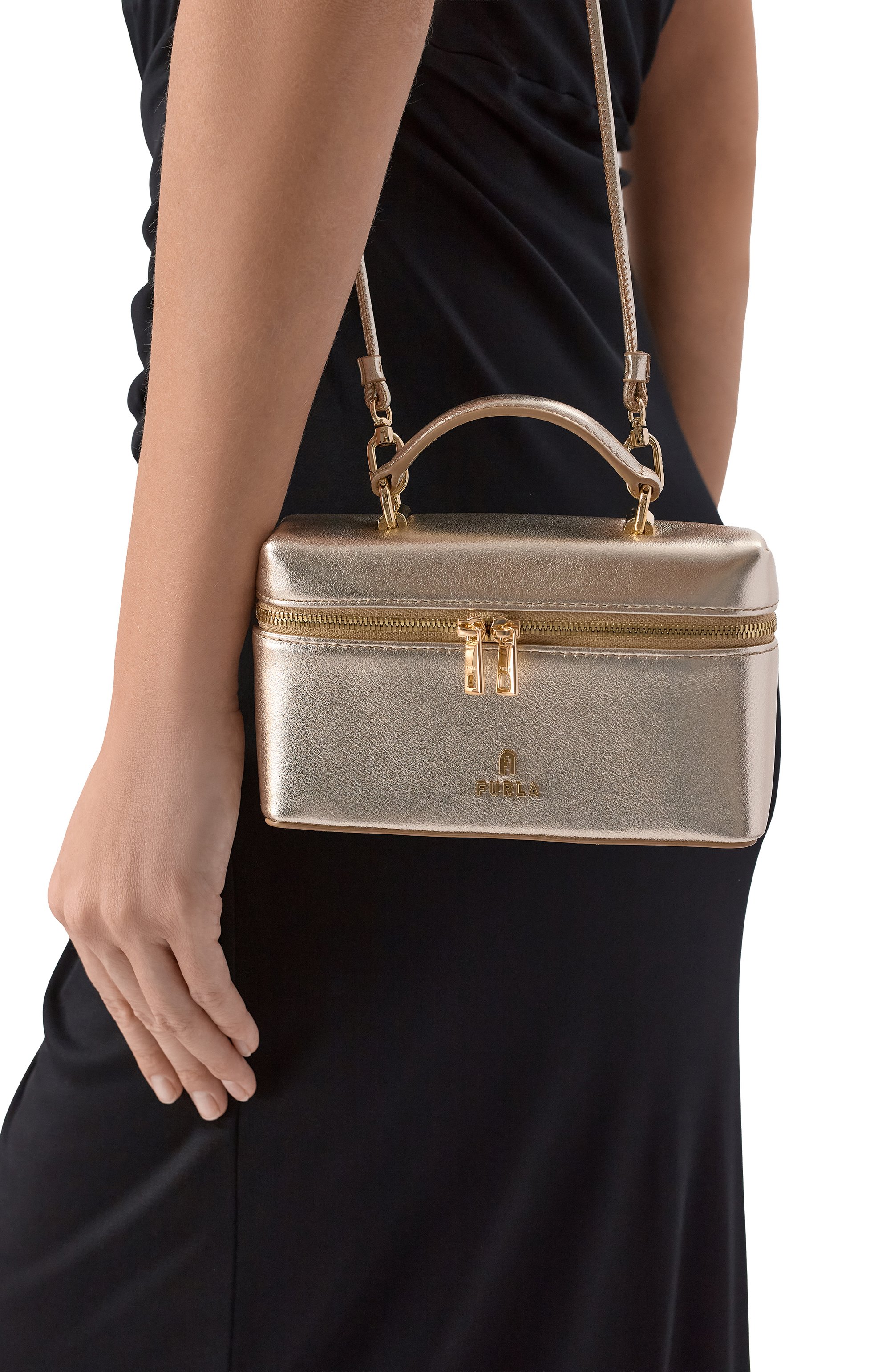 Сумка furla camelia mini FURLA золотого цвета по цене 26500 руб., арт. WE00625/BX3973, фото 2 Сумка furla camelia mini FURLA, арт. WE00625/BX3973, фото 2