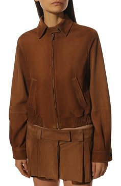 Женская замшевая куртка MIU MIU коричневого цвета, арт. MPV810-104R-F0401 | Фото 3 (Рукава: Длинные; Материал внешний: Натуральная кожа, Замша; Длина (верхняя одежда): Короткие; Стили: Гламурный; Кросс-КТ: Куртка, Легкие; Региональные ограничения белый список (Axapta Mercury): Не проставлено; Женское Кросс-КТ: Замша и кожа)