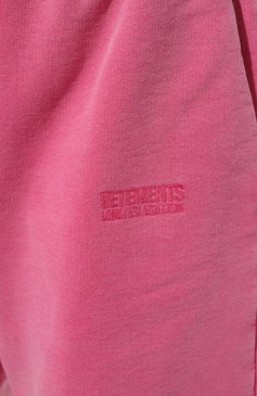 Мужского хлопковые шорты VETEMENTS фуксия цвета, арт. UE54SS140H | Фото 5 (Женское Кросс-КТ: Шорты-одежда; Региональные ограничения белый список (Axapta Mercury): Не проставлено; Кросс-КТ: Широкие; Нос: Не проставлено; Материал внешний: Хлопок; Стили: Спорт-шик)