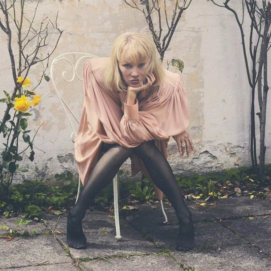 Образ недели: Памела Андерсон в блузке Chloé