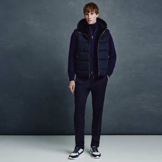 В цвете индиго: зимние образы с темно-синими джинсами