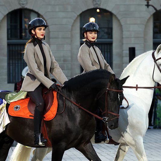 В седле: главный тренд года Огненной Лошади