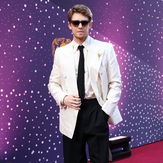 Лучшие костюмы с красной дорожки BAFTA 2026