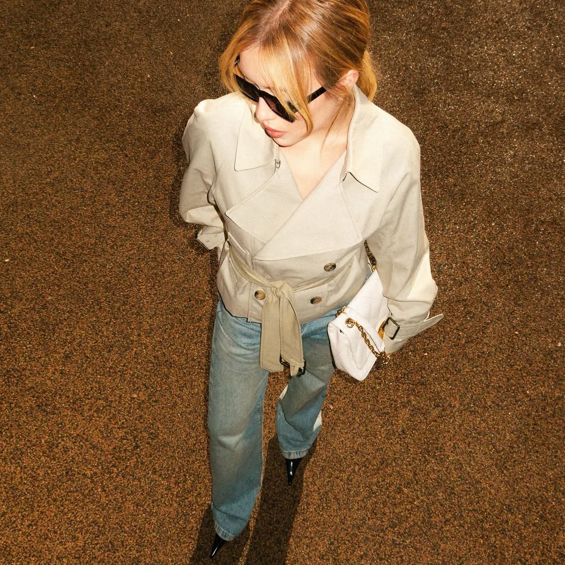 Образы с тренчами и плащами: идеи для весеннего вдохновения