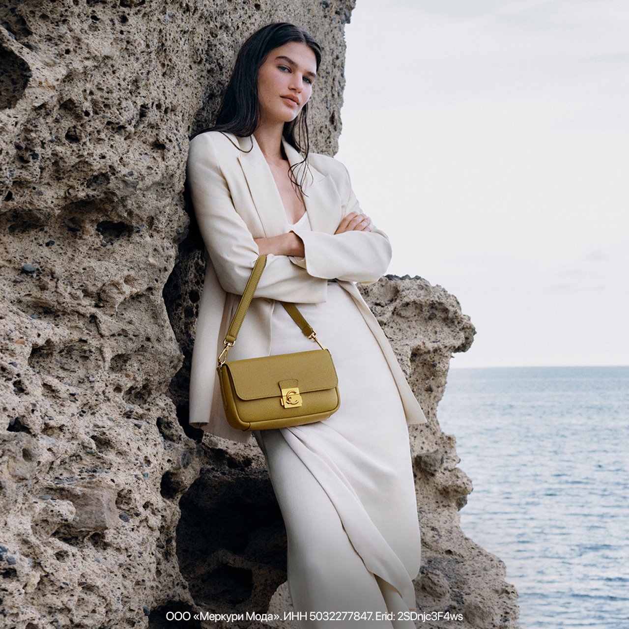 Модные бестселлеры Coccinelle в новой кампании бренда