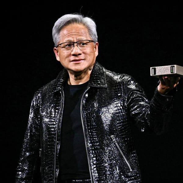 Глава Nvidia Дженсен Хуанг в куртке из кожи крокодила. Выберите похожую модель в ЦУМе