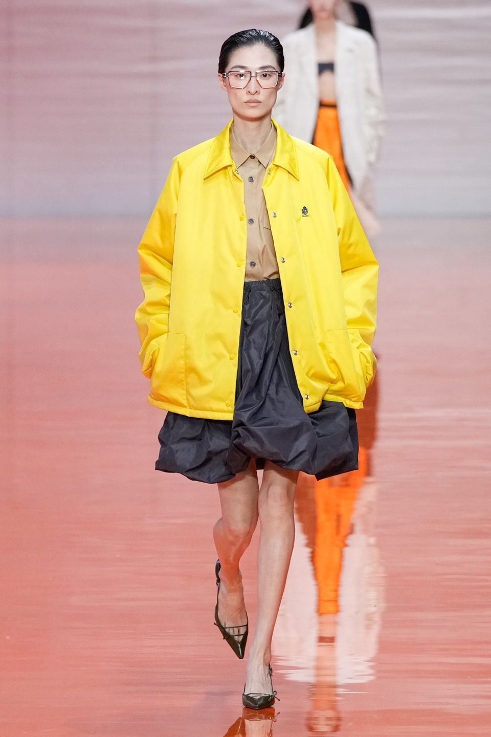 Главные тренды весны-лета 2026 по итогам Миланской недели моды: от яркого желтого до многослойности